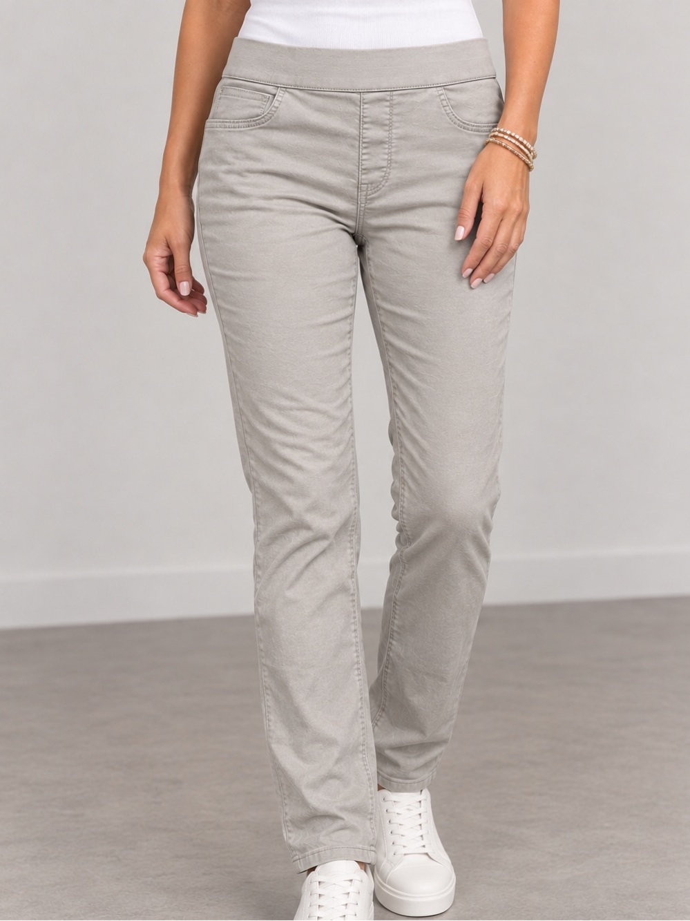 Gloria Vanderbilt Straight Leg Jeans in Light Gray